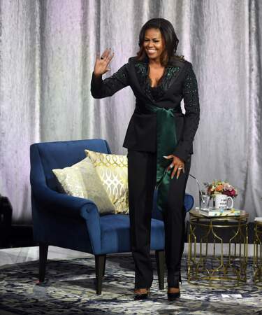 Michelle Obama et son tailleur noir rehaussé par du vert 