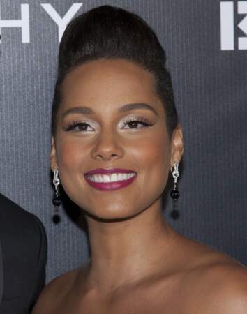 2014 : Alicia Keys optait pour des maquillages plus chargés : ombre à paupières brillante et rouge à lèvres framboise