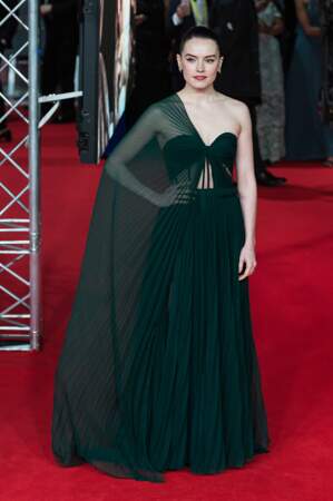 Daisy Ridley dans une robe asymétrique au joli plissé signée Oscar de la Renta 