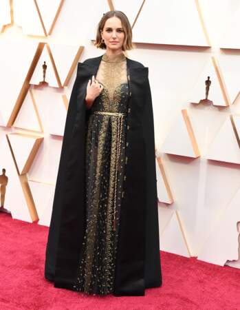 Oscars 2020 : Natalie Portman très chic en noir et or 