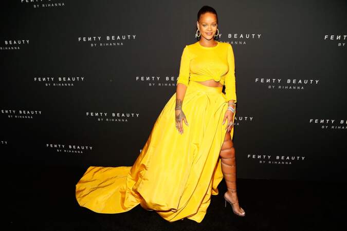 Rihanna lumineuse en jaune 