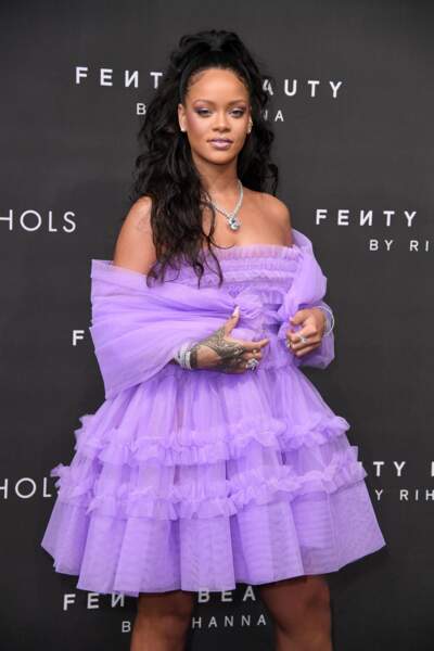 Rihanna ose avec brio le violet 