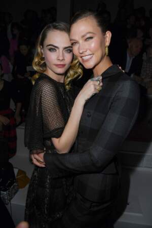 Fashion Week - Cara Delevingne et Karlie Kloss complices au défilé Dior automne-hiver 2020/2021