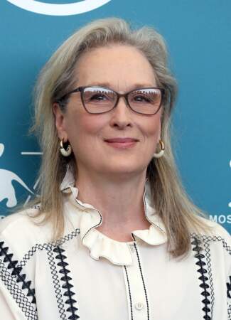Meryl Streep assume ses cheveux blancs sur une coupe longue 