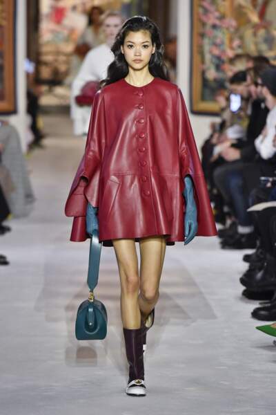 Fashion Week - Défilé Lanvin : les capes en cuir et de longueur mi-cuisse ont tout d’un futur hit