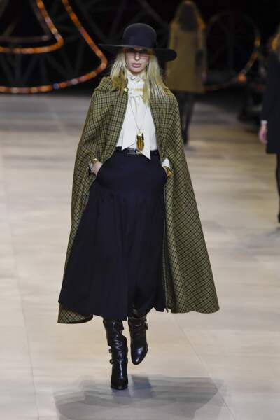 Fashion Week - Défilé Celine : la cape est longue et s’habille de carreaux très classiques