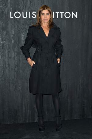 Défilé Vuitton : Carine Roitfeld en total look noir 