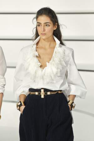 Fashion Week - Défilé Chanel : les chemises travaillent leur col en version douce et romantique
