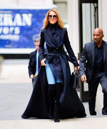 Do Céline Dion : le combo manteau couture et jean casual 