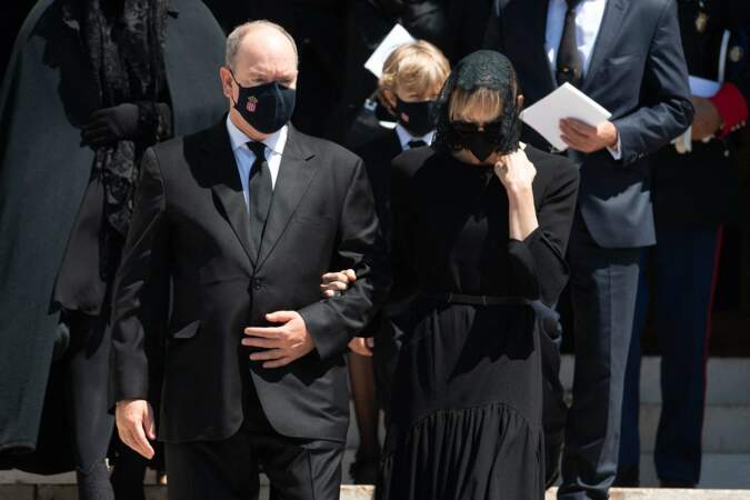 Le prince Albert II de Monaco et la princesse Charlene sortant de la Cathédrale de Monaco