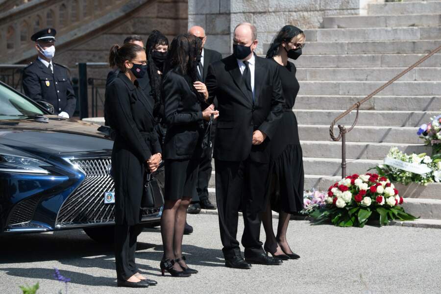 Stéphanie, Caroline, Albert et Charlene de Monaco faisant leurs adieux à la baronne Elisabeth-Anne de Massy