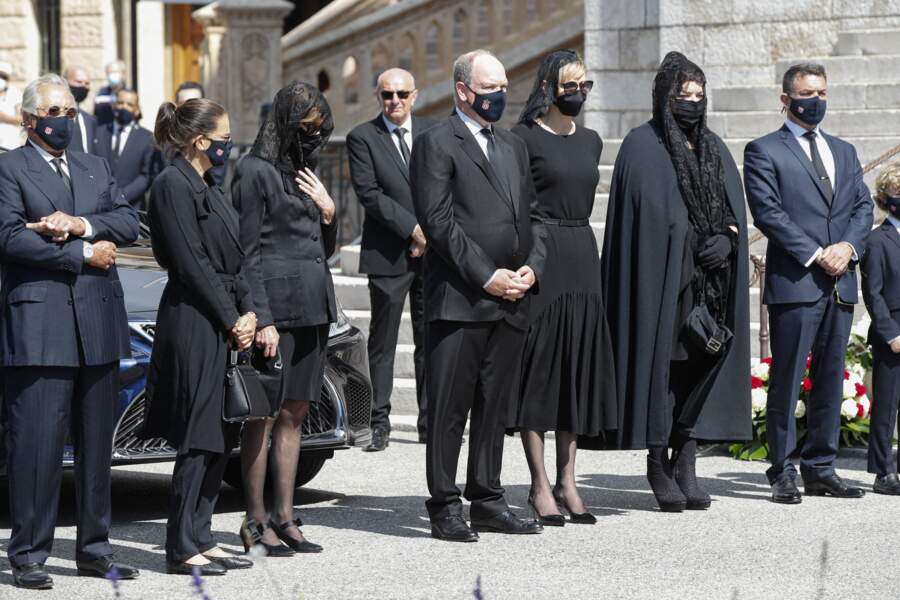 Stéphanie, Caroline et Albert de Monaco, masqués aux obsèques de leur cousine 