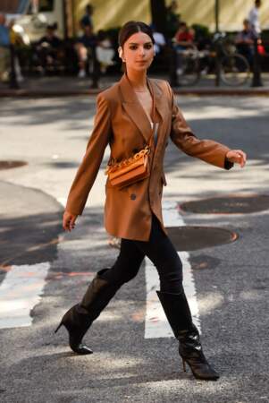Emily Ratajkowski avec une simple paire de bottes noires et un blazer terracotta
