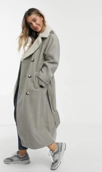 Manteau long à ceinture et col imitation peau de mouton, ASOS Design, 93,99€