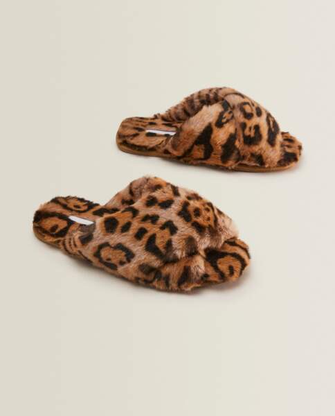 Chaussons léopard à brides croisées, Zara Home, 25,99€
