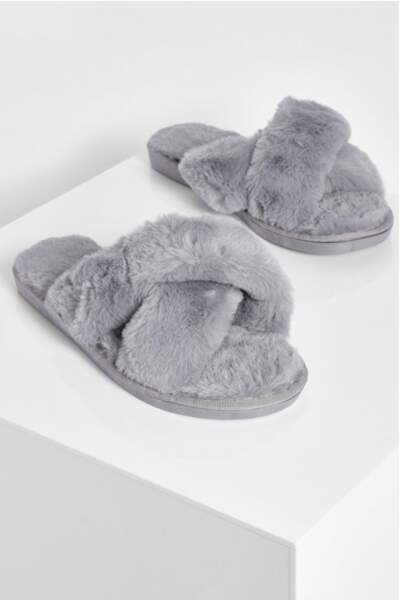 Chaussons duveteux gris, Boohoo, actuellement à 12,50€