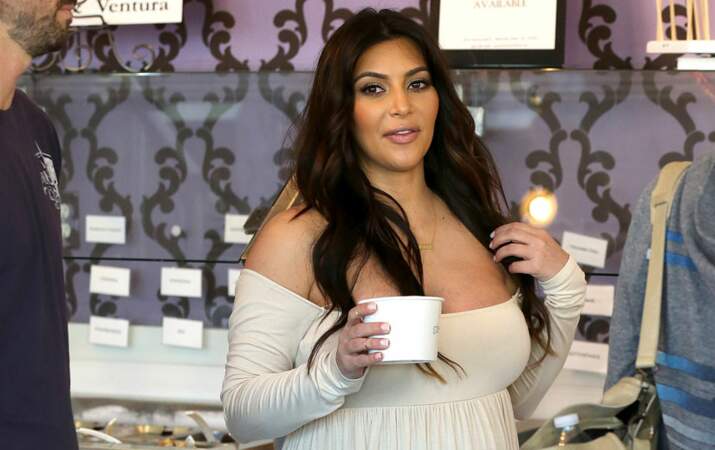 Kim Kardashian craque pour une glace