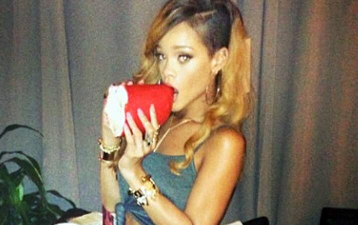 Rihanna mange un rouge à lèvres géant