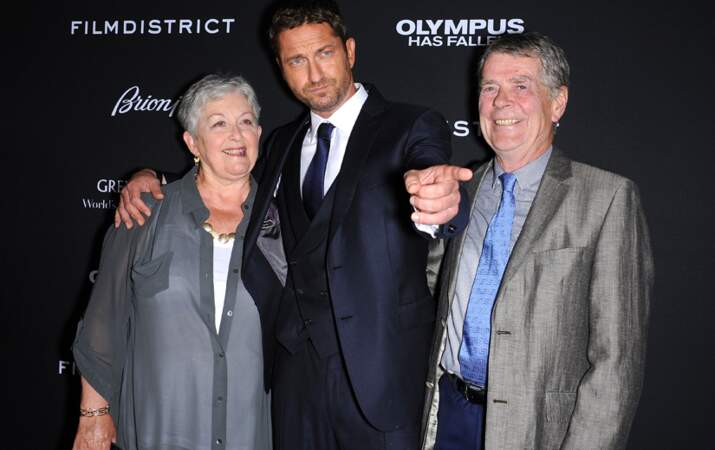 Gerard Butler avec ses parents à l'avant-première de La chute de la Maison Blanche à Hollywood le 18 mars 2013