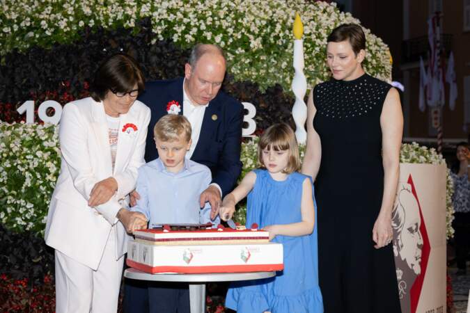 Les jumeaux Jacques de Monaco et Gabriella de Monaco étaient ravis de pouvoir participer à la découpe du gâteau d'anniversaire avec leur tante, Stéphanie de Monaco.