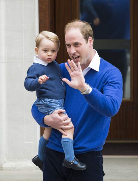 À bientôt deux ans, le prince George le 2 mai 2015 à la Lindo Wing pour qu'il rencontre la princesse Charlotte pour la premère fois
