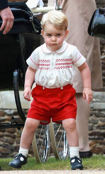 Le prince George au baptême de sa sœur, la princesse Charlotte, le 2 juillet 2015, deux semaines avant son deuxième anniversaire