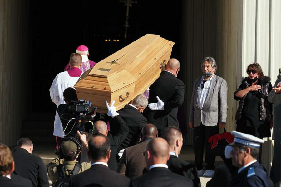 Obsèques de Bernard Tapie : proches et stars au rendez-vous pour un dernier adieu au boss