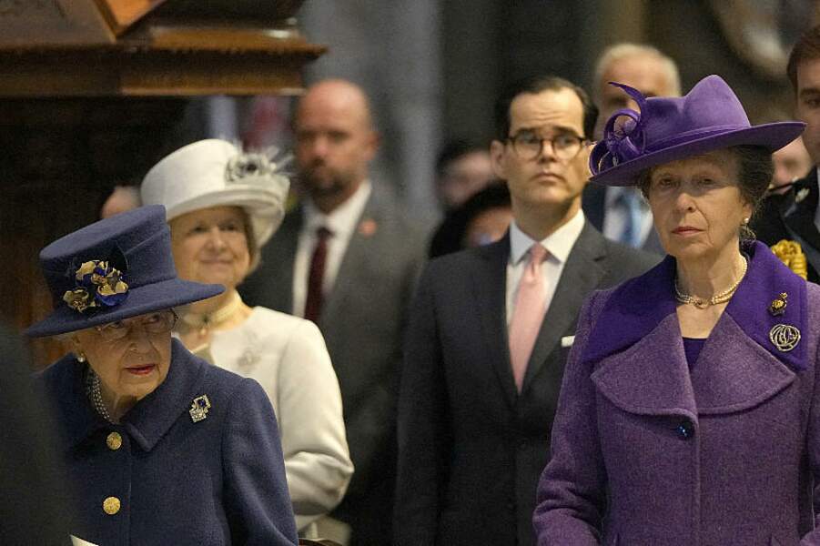 PHOTOS Elizabeth II fait une apparition, marchant avec une canne, ces clichés qui inquiètent les Britanniques