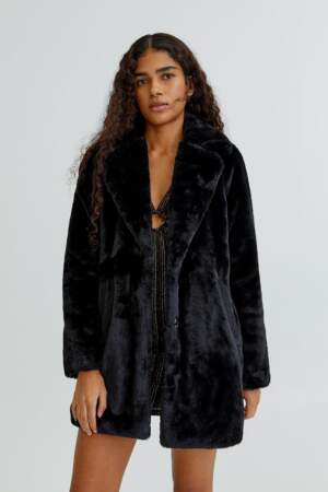 Manteau en fausse fourrure col à revers, Pull & Bear, 39,99€