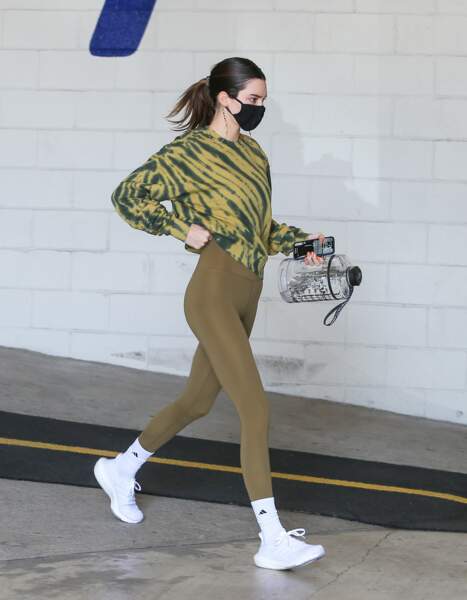 Kendall Jenner en legging et chaussettes de sport