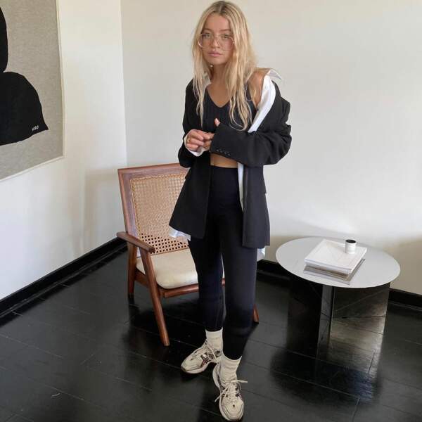 Stephanie Broek en legging et chaussettes de sport