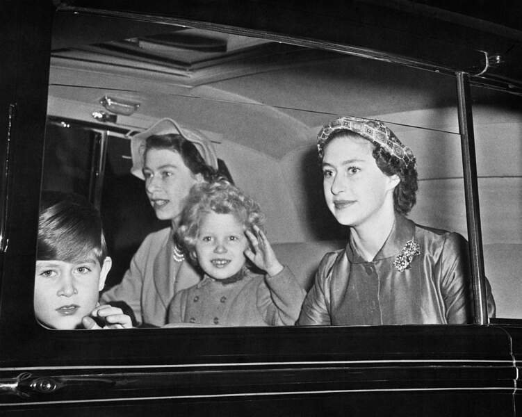 La Princesse Anne et le Prince Charles enfants avec la Reine Elizabeth et leur tante Margaret.