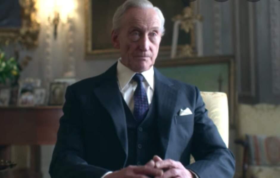 Charles Dance dans le rôle de Lord Mountbatten.