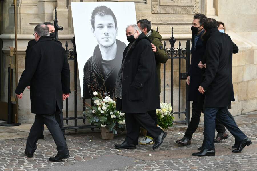 Les proches de Gaspard Ulliel se sont recueillis devant son portrait avant de rentrer dans l'église 