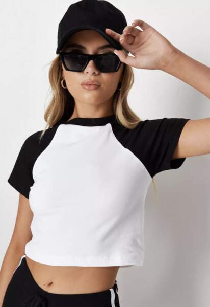 T-shirt blanc colour-block à manches raglan et col contrastants, parfait pour les épaules larges, Missguided, 13,99 euros
