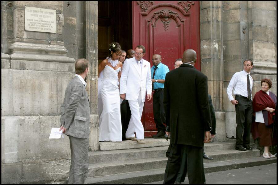 Jean-Pierre Pernaut  et Nathalie Marquay devant l'église de leur mariage à Paris 
