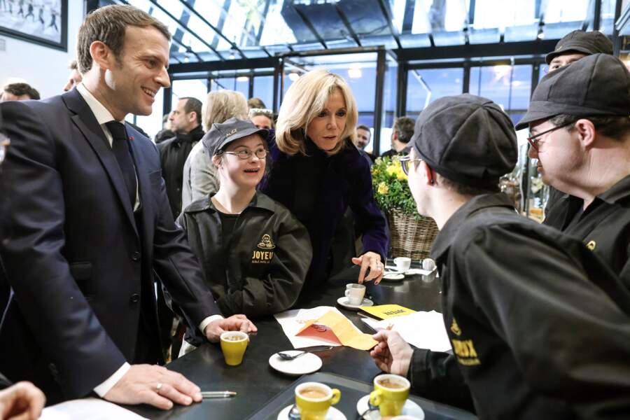 Brigitte Macron lors de l'inauguration du Café Joyeux, le cinquième,  sur l'avenue des Champs-Elysée à Paris le 9 mars 2020