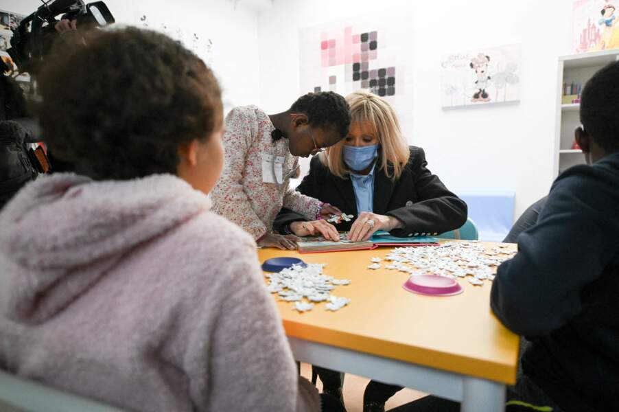 Brigitte Macron Didier Deschamps lors d'une visite de l'hôpital pédiatrique de Bullion, pour le lancement de la 32ème édition de l'opération de collecte de fonds "Pieces Jaunes", le 18 janvier 2021