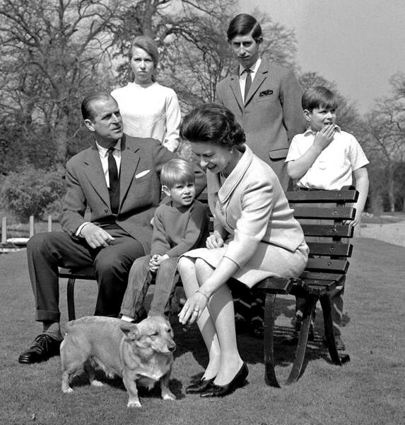 La reine Elizabeth célèbre ses 96 ans : jardins de Frogmore Cottage en 1968 avec le Duc d'Edimbourg et leurs enfants