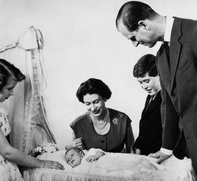 La reine Elizabeth célèbre ses 96 ans : la reine, Philip et leurs enfants, 1960 