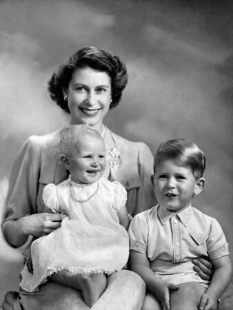 La reine Elizabeth célèbre ses 96 ans : Elizabeth encore princesse avec Charles et la princesse Anne alors âgee de 1 an.