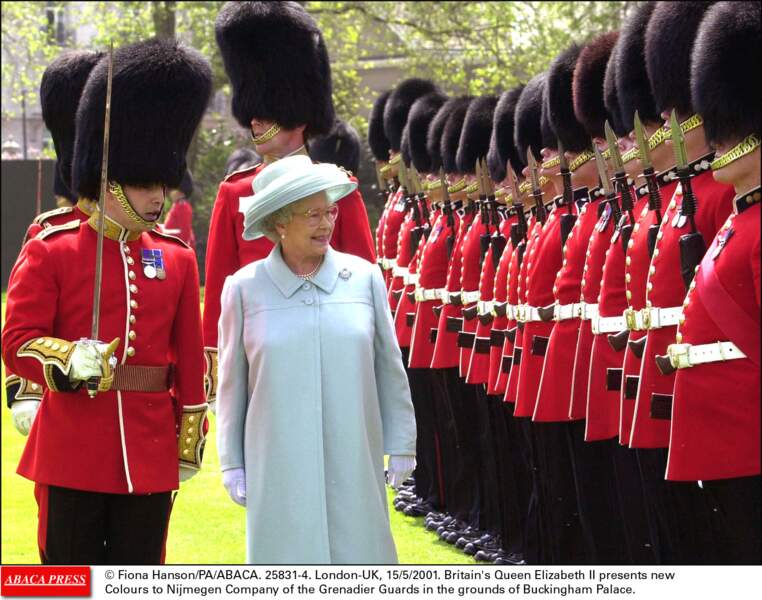  La reine Elizabeth célèbre ses 96 ans : avec les Grenadiers présentation des couleurs en 2001