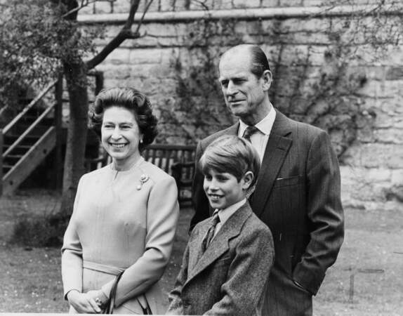 La reine Elizabeth célèbre ses 96 ans : 21 avril 1976 avec Philip et le prince Edward dans les jardins de Windsor