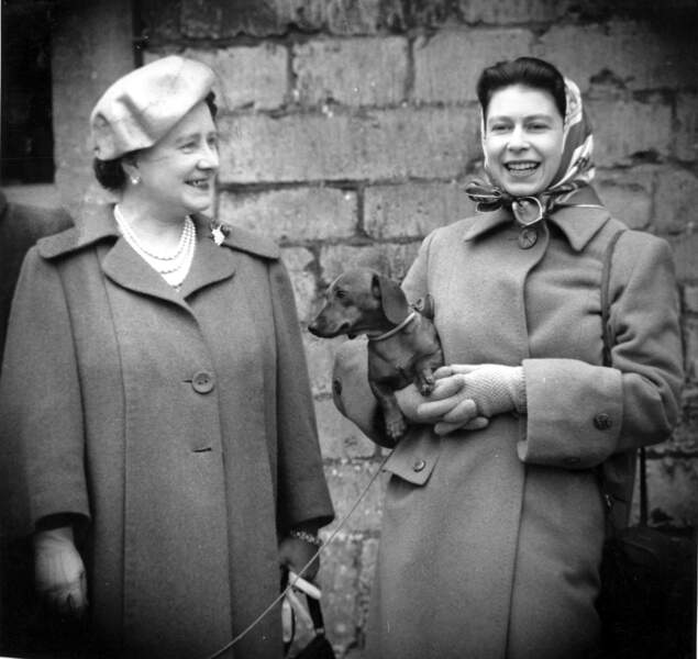 La reine Elizabeth célèbre ses 96 ans : avec sa mère en avril 1958