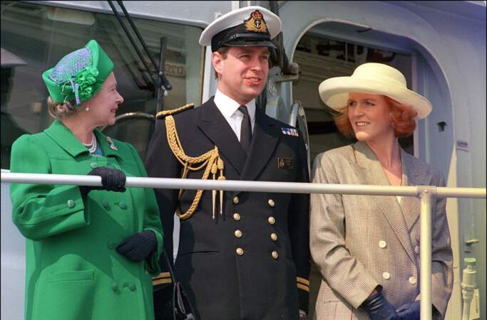 La reine Elizabeth célèbre ses 96 ans : avec le prince Andrew et Sarah Ferguson le 15 avril 1991 sur le navire HMS Cambeltown