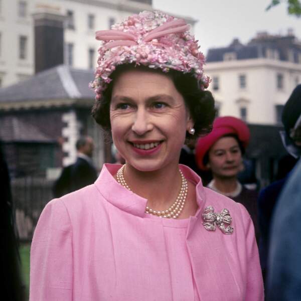 La reine Elizabeth célèbre ses 96 ans : garden party au Royal Hospital de Chelsea en 1967 (photo colorisée)
