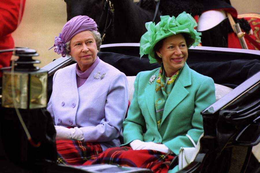 La reine Elizabeth célèbre ses 96 ans : avec sa soeur la princesse Margaret le 27 mai 1993