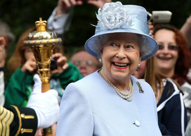 La reine Elizabeth célèbre ses 96 ans : devant les portes de Balmoral en inspection de la garde 