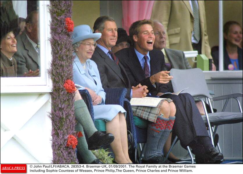 La reine Elizabeth célèbre ses 96 ans : Braemar Games en 2001 avec Charles et William