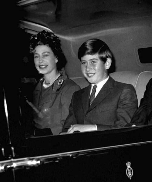  La reine Elizabeth célèbre ses 96 ans : de retour de Balmoral avec Charles en 1961
